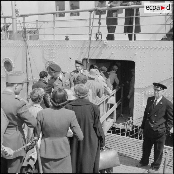 Embarquement à bord du paquebot Ville d'Alger pour l'équipe militaire du 2e rallye Alger-Le Cap pour leur retour en métropole.