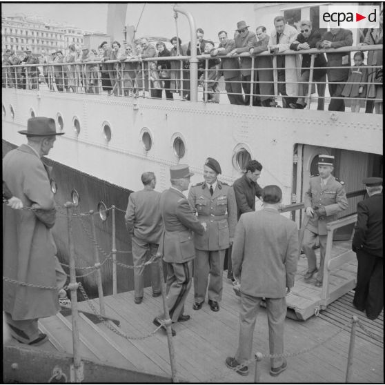 Le général Cailles accompagnant l'équipe militaire du 2e rallye Alger-Le Cap pour leur retour en métropole à bord du paquebot Ville d'Alger.