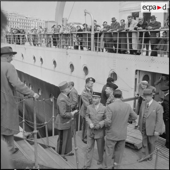 Embarquement à bord du paquebot Ville d'Alger pour l'équipe militaire du 2e rallye Alger-Le Cap pour leur retour en métropole.