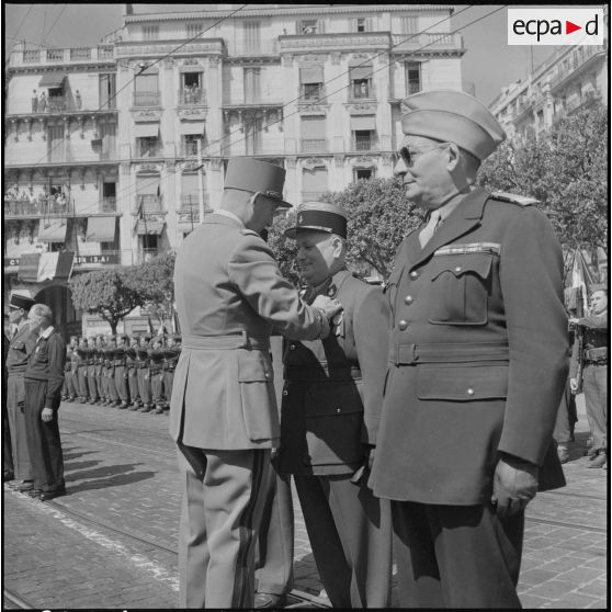 Remise de décorations par le général Cailles lors des commémorations du 8 mai 1945 à Alger.