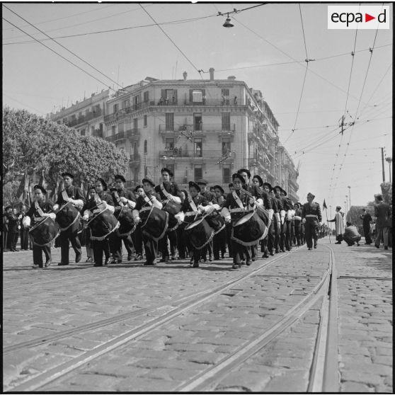 Défilé lors des commémorations du 8 mai 1945 à Alger.