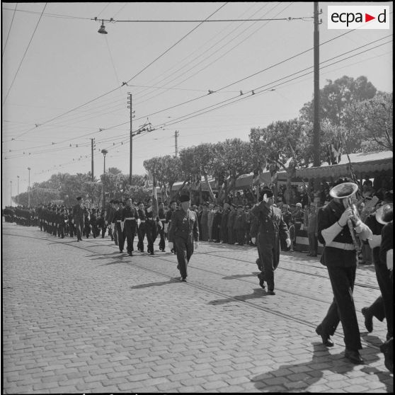 Défilé lors des commémorations du 8 mai 1945 à Alger.