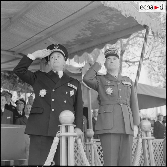 Le gouverneur général de l'Algérie Roger Léonard et le général Cailles en tribune lors des commémorations du 8 mai 1945 à Alger.