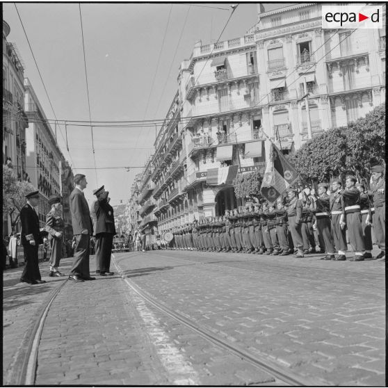 Prise d'armes pour les commémorations du 8 mai 1945 à Alger.