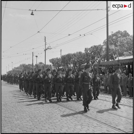 Défilé lors des commémorations du 8 mai 1945 à Alger.
