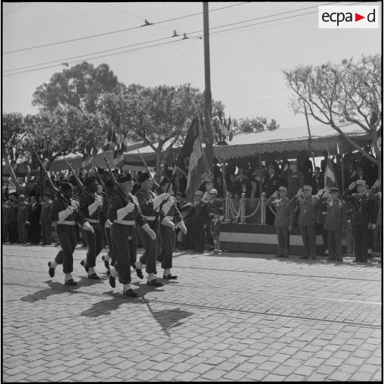 Défilé lors des commémorations du 8 mai 1945 à Alger.