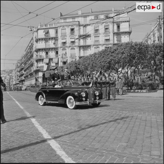 Arrivée du gouverneur général de l'Algérie Roger Léonard et du général Cailles lors des commémorations du 8 mai 1945 à Alger.