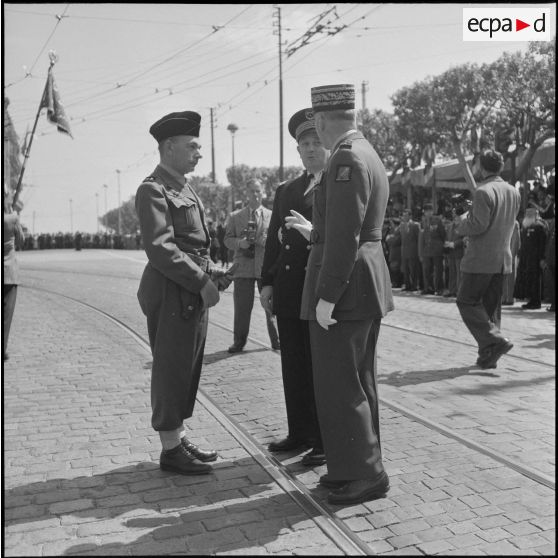 Le général Cailles et le gouverneur général de l'Algérie Roger Léonard lors des commémorations du 8 mai 1945 à Alger.