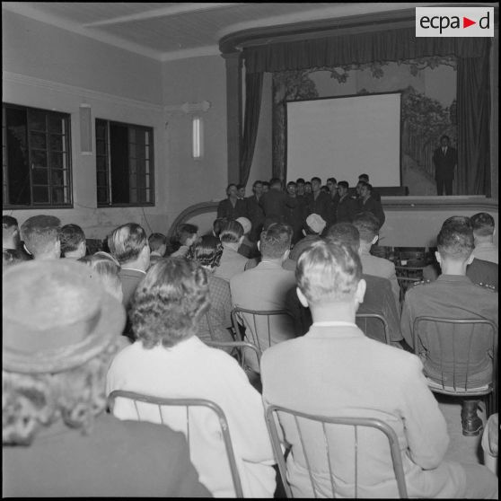 Spectacle organisé pour le 9e anniversaire du début de la bataille du Garigliano à Alger, en présence du général Cailles.