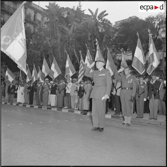 Prise d'armes à l'occasion de la visite d'Henry Bergasse, ministre des Anciens combattants, à Alger.