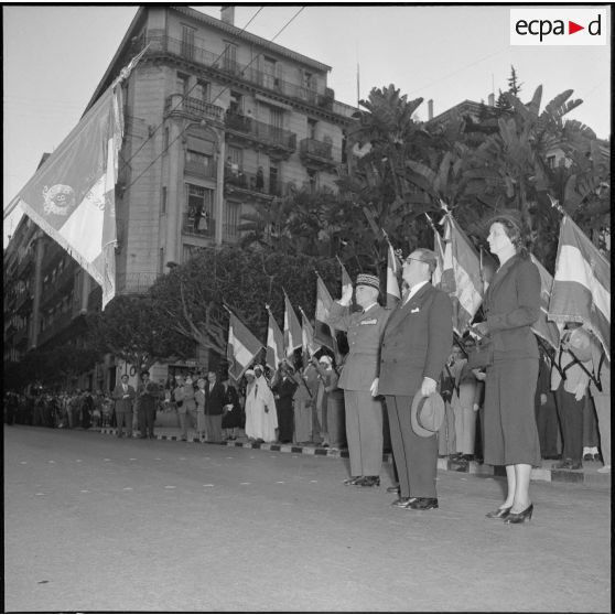 Prise d'armes à l'occasion de la visite d'Henry Bergasse, ministre des Anciens combattants, à Alger.