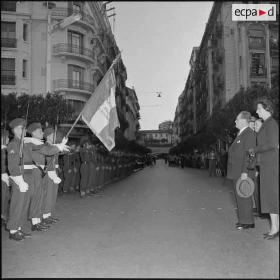 Prise d'armes à l'occasion de la visite d'Henry Bergasse, ministre des Anciens combattants, à Alger.