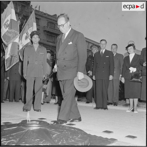 Prise d'armes à l'occasion de la visite d'Henry Bergasse, ministre des Anciens combattants, à Alger.