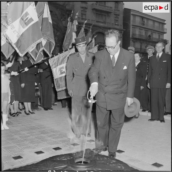 Prise d'armes à l'occasion de la visite d'Henry Bergasse, ministre des Anciens combattants, à Alger.