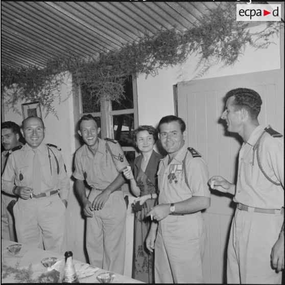 Réception pour les officiers de la 53/1 du 9e RZ (régiment de zouaves) à Fort- de-l'Eau après la cérémonie de remise de fourragère.