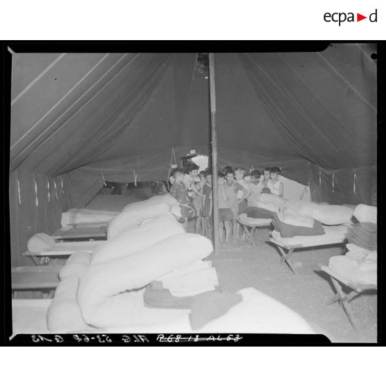 Dortoir du centre de colonie de vacances militaire d'Alger, à Chrea.