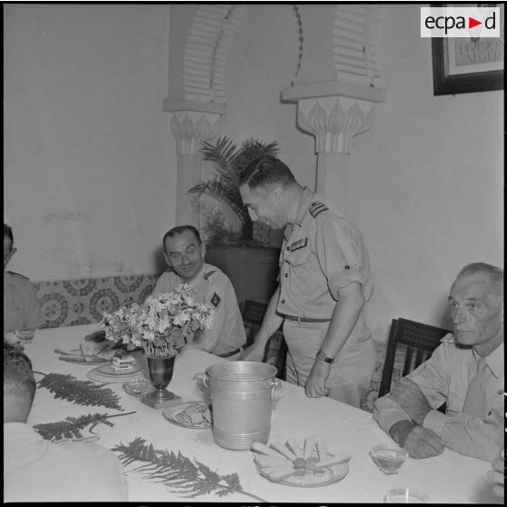 Apéritif d'honneur offert à la caserne Pelissier d'Alger à l'occasion du départ du colonel de Rocquemorel, chef d'état-major.
