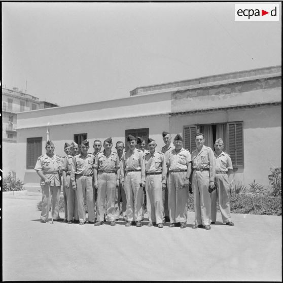 Photographie de groupe des officiers de la caserne Pelissier d'Alger à l'occasion du départ du colonel de Rocquemorel, chef d'état-major.