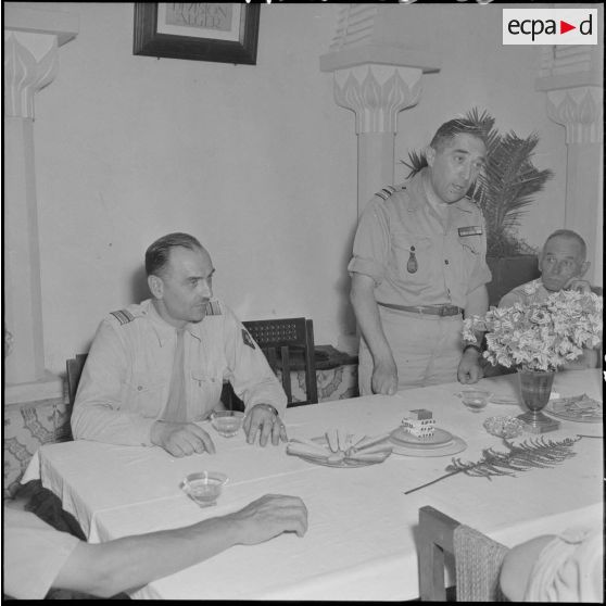 Apéritif d'honneur offert à la caserne Pelissier d'Alger à l'occasion du départ du colonel de Rocquemorel, chef d'état-major.