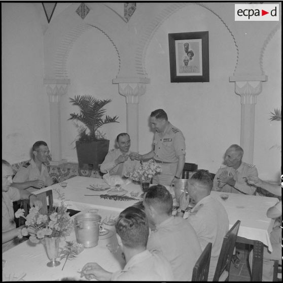 Apéritif d'honneur offert à la caserne Pelissier d'Alger à l'occasion du départ du colonel de Rocquemorel, chef d'état-major.