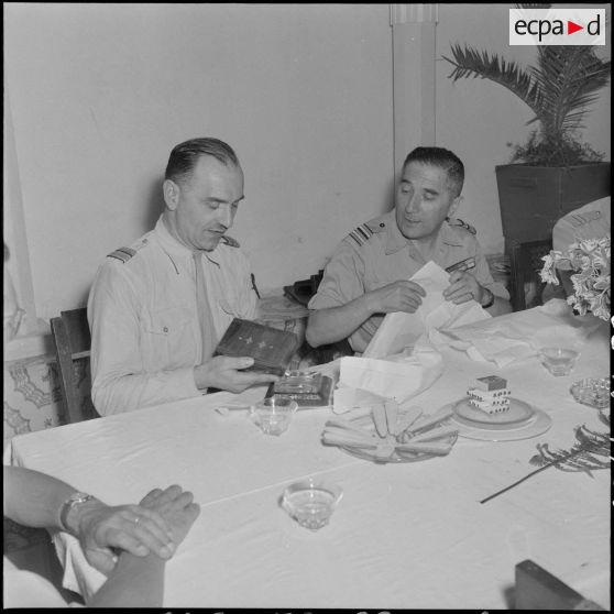 Apéritif d'honneur offert à la caserne Pelissier d'Alger à l'occasion du départ du colonel de Rocquemorel, chef d'état-major.