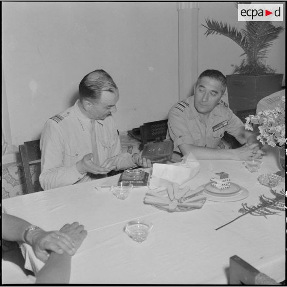 Apéritif d'honneur offert à la caserne Pelissier d'Alger à l'occasion du départ du colonel de Rocquemorel, chef d'état-major.