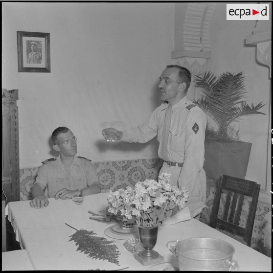 Apéritif d'honneur offert à la caserne Pelissier d'Alger à l'occasion du départ du colonel de Rocquemorel, chef d'état-major.