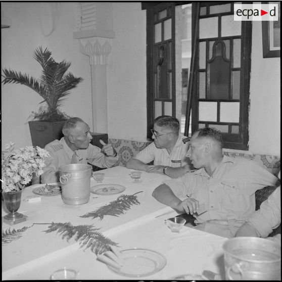 Apéritif d'honneur offert à la caserne Pelissier d'Alger à l'occasion du départ du colonel de Rocquemorel, chef d'état-major.