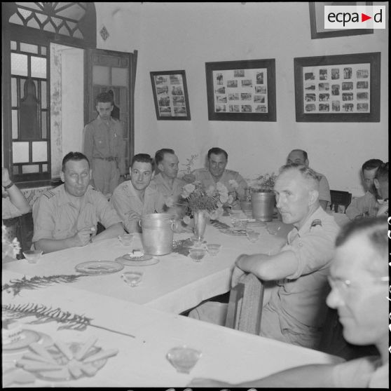 Apéritif d'honneur offert à la caserne Pelissier d'Alger à l'occasion du départ du colonel de Rocquemorel, chef d'état-major.