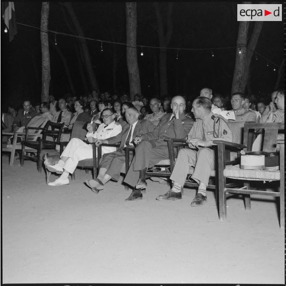 Officiers assistant au spectacle pour les commémorations de la bataille de Bazeilles, par le 1/13e RTS (régiment de tirailleurs sénégalais) au camp du Lido à Hussein Dey.
