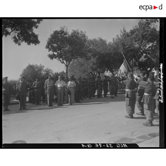 Cérémonie d'adieux à l'étendard du Train en Algérie.