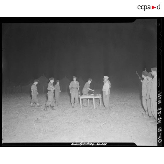 Cérémonie d'adieux à l'étendard du Train en Algérie.