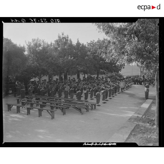 Cérémonie d'adieux à l'étendard du Train en Algérie.