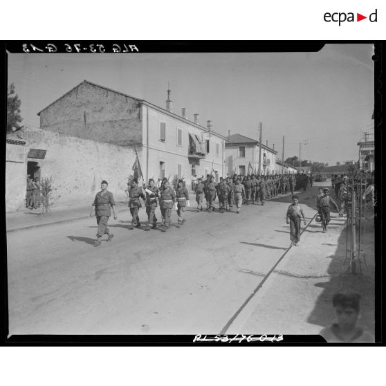 Cérémonie d'adieux à l'étendard du Train en Algérie.