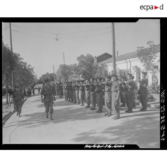 Cérémonie d'adieux à l'étendard du Train en Algérie.