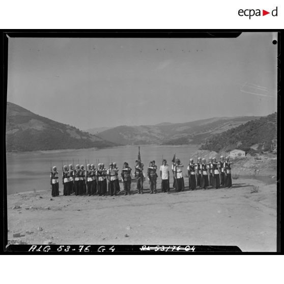 Cérémonie d'adieux à l'étendard du Train en Algérie.