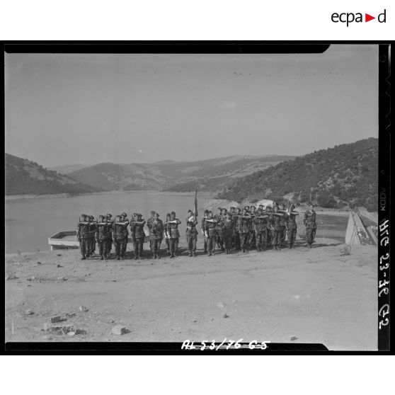 Cérémonie d'adieux à l'étendard du Train en Algérie.