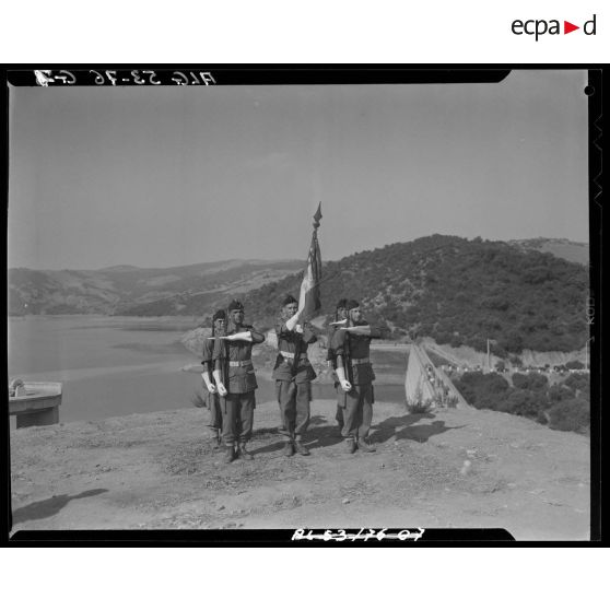 Cérémonie d'adieux à l'étendard du Train en Algérie.
