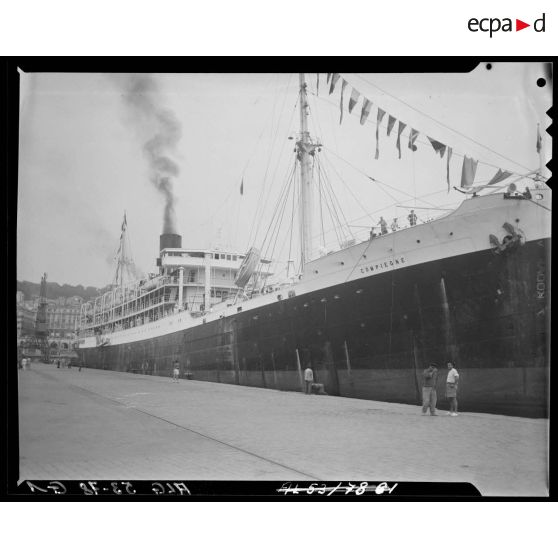Arrivée au port d'Alger de pèlerins algériens en provenance de la Mecque sur le paquebot de ligne le Compiègne.