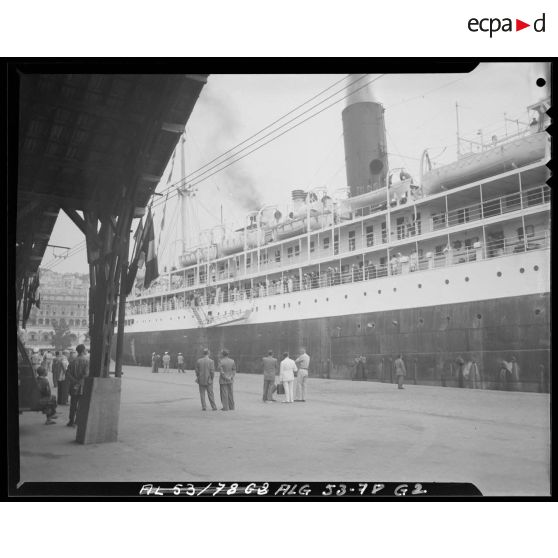 Arrivée au port d'Alger de pèlerins algériens en provenance de la Mecque sur le paquebot de ligne le Compiègne.