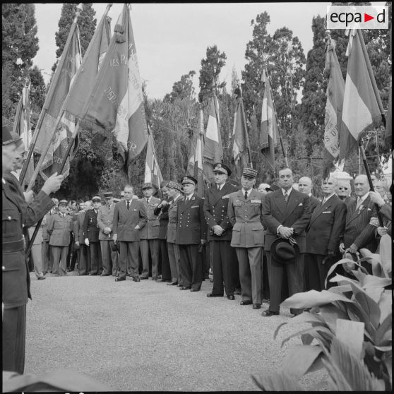 Cérémonie du 1er novembre au cimetière européen Saint-Eugène en présence d'autorités civiles et militaires.