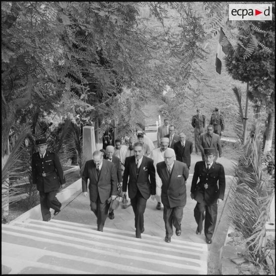 Cérémonie du 1er novembre au cimetière européen Saint-Eugène et musulman El Kettar en présence d'autorités civiles et militaires.