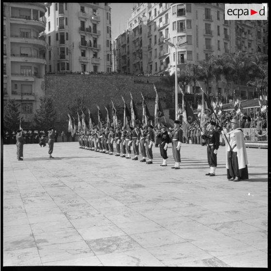 Mise en place sur la place du Gouvernement général des différents drapeaux.