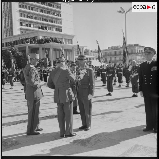 Le Maréchal Juin décore successivement le Général Cailles le Général Bonaffee et le Vice-amiral Salat.