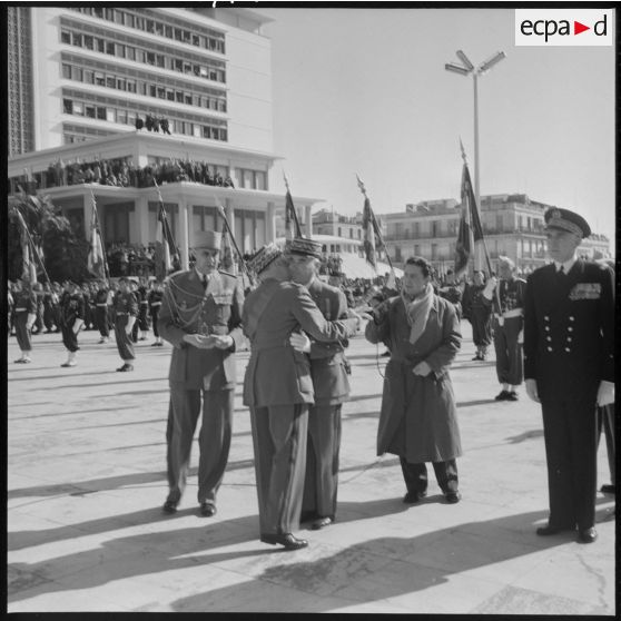 Le Maréchal Juin décore successivement le Général Cailles le Général Bonaffee et le Vice-amiral Salat.