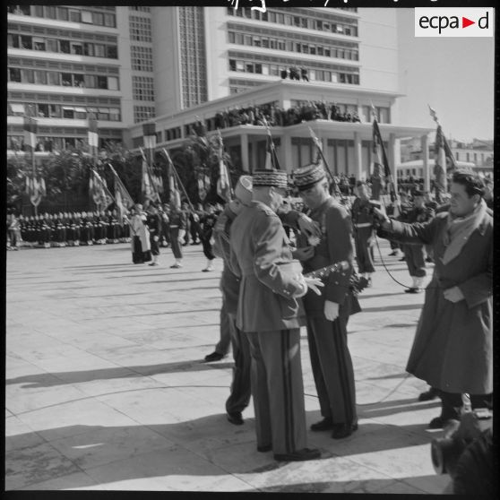 Le Maréchal Juin décore successivement le Général Cailles le Général Bonaffee et le Vice-amiral Salat.