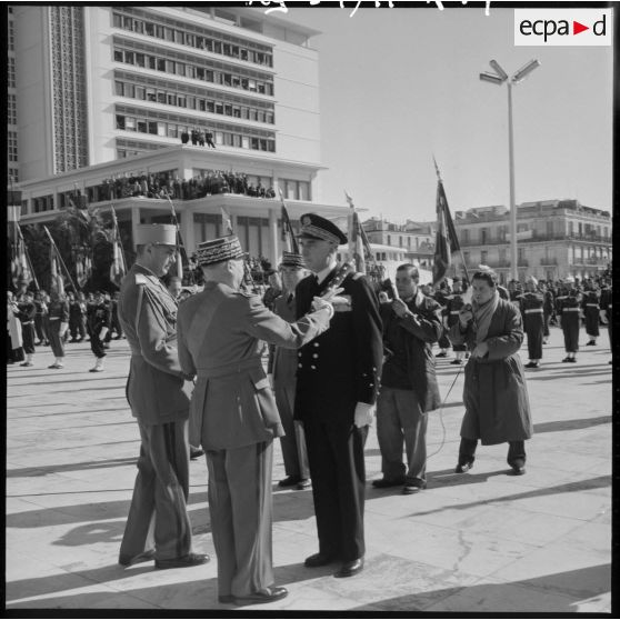 Le Maréchal Juin décore successivement le Général Cailles le Général Bonaffee et le Vice-amiral Salat.