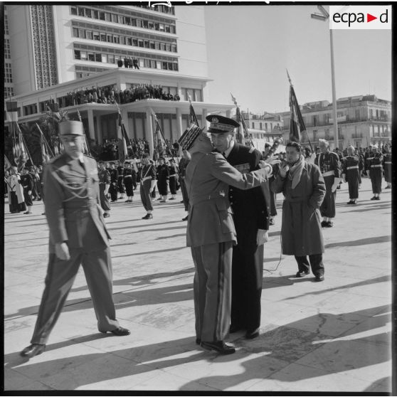 Le Maréchal Juin décore successivement le Général Cailles le Général Bonaffee et le Vice-amiral Salat.