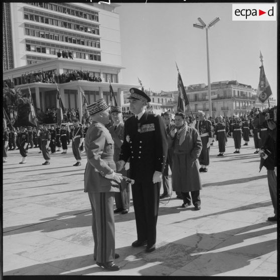 Le Maréchal Juin décore successivement le Général Cailles le Général Bonaffee et le Vice-amiral Salat.