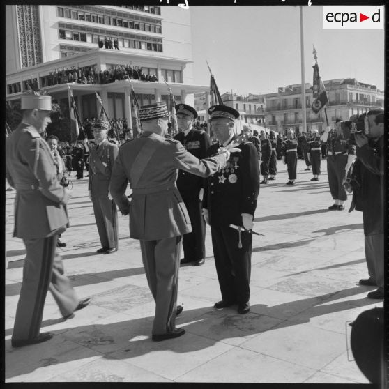 Le Maréchal Juin décore successivement le Général Cailles le Général Bonaffee et le Vice-amiral Salat.